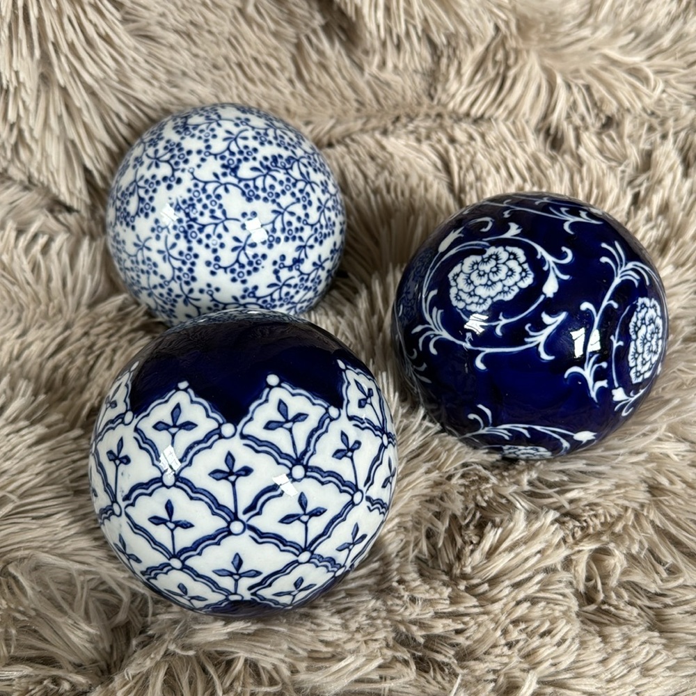 SET OF 3 BLUE & WHITE CHINOISERIE BALLS EUC
